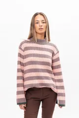Buzo de tejido de punto con diseño de rayas horizontales en tonos rosado y gris oscuro, cuello alto y mangas largas con puños rectos.
