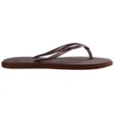 Chancletas de mujer Havaianas modelo Slim Point, color marrón café, con tiras finas y diseño de punta estilizada.