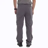 Pantalón largo desmontable color gris, con cinturón ajustable, bolsillos laterales y trasero con cierre.