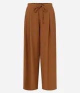 Pantalón wide leg de estilo sastre color marrón, con cintura elástica, lazo ajustable y pliegues frontales. Presenta un corte recto y fluido.