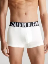 Pack de tres boxers ajustados de algodón con cintura elástica distintiva de la marca Calvin Klein. Incluye un modelo verde, uno negro jaspeado y uno blanco.