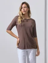 Remera marrón de tejido bordado, marca French Loundry. Tiene escote redondo y mangas tres cuartos.