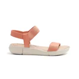 Sandalias bajas Korium Confort color salmón, con dos tiras horizontales de elástico y suela blanca.