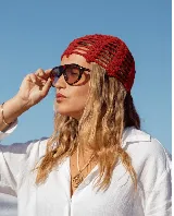 Casquete tejido a crochet en hilo de algodón color marrón, con diseño de red calada.