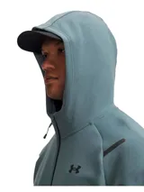 Buzo deportivo con cierre frontal completo, capucha y mangas raglán. Presenta bolsillos laterales con cierre y el logo de la marca estampado en el pecho.