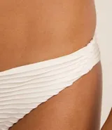 Conjunto de bikini blanco texturizado, con corpiño de breteles anchos y bombacha básica con doble hilo.