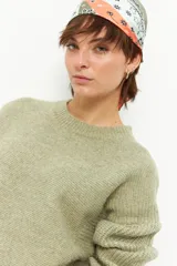 Sweater celeste tramado de manga larga y cuello redondo.