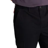 Pantalón cargo negro de corte recto, con bolsillos laterales con solapa y botón, bolsillos traseros de parche con solapa y botón, bragueta con cremallera y botón.