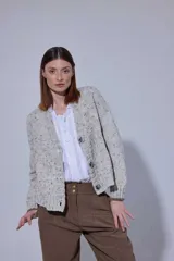 Saco de paño gris de corte recto y largo, con solapas clásicas y forro interior oscuro.