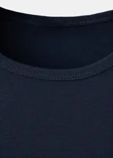 Camiseta básica de manga corta y cuello redondo, de corte recto y tejido fino de mezcla de algodón y modal.