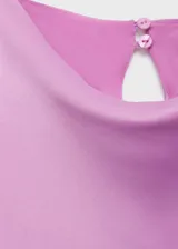 Vestido midi de satén color lila, con cuello drapeado y diseño sin mangas de corte recto. Presenta un cierre lateral oculto.