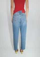 Pantalón mom jean de tiro alto con lavado clásico y silueta relajada.