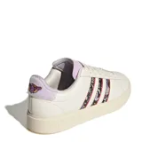 Championes urbanos Adidas modelo Grand Court 2.0, color blanco con detalles en lila y estampado floral en las tres tiras laterales. Presentan un diseño clásico con suela de goma y cierre de cordones.