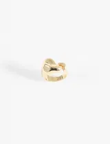 Anillo metálico dorado con diseño irregular y textura martillada.