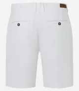 Bermuda masculina de sarga color rosa, corte slim, con bolsillos laterales y cierre con botón y cremallera.