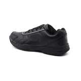 Championes de tenis Lotto modelo SK2005, confeccionados en cuero sintético negro con detalles perforados para mayor ventilación, cierre de cordones y suela de goma resistente.