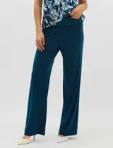 Conjunto de tres piezas compuesto por una musculosa de escote redondo, un saco largo abierto de mangas 3/4 y un pantalón palazzo de pierna ancha. La musculosa y el saco presentan un estampado abstracto de pinceladas en tonos azules con hilos metalizados, mientras que el pantalón es de color azul petróleo liso.