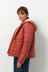 Campera puffer negra de nylon con capucha y peluche en el interior.