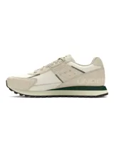 Championes Under Armour Essential Runner de diseño retro, confeccionados con una combinación de nailon ligero y revestimientos de gamuza. Presentan una entresuela de EVA acolchada, plantilla de espuma de lujo y suela de goma completa para mayor tracción. El diseño destaca por su paleta de colores neutros con detalles en verde oscuro en el logo y la entresuela.