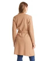 Chaqueta de punto color tostado, de viscosa, con cuello solapa, frente abierto y lazo para ajustar en la cintura. Incluye bolsillos funcionales en la parte delantera.