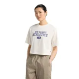 Remera corta color crema de corte holgado con mangas cortas y cuello redondo. Estampado frontal con el logo de New Balance y la palabra "Athletics" en azul.