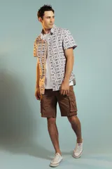 Bermuda cargo de corte recto en color beige, con bolsillos laterales tipo cargo con solapa y cierre de botón.