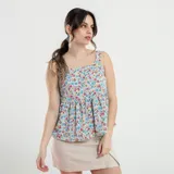 Blusa celeste con estampado floral multicolor, de breteles finos y corte holgado.