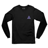 Remera de manga larga color negro, con cuello redondo y estampa pequeña en el pecho en forma de triángulo con detalles en color violeta.