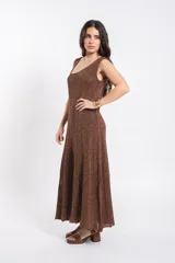 Vestido largo de punto tejido con acabado brillante en tono marrón, sin mangas, con escote redondo y silueta fluida.
