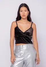 Top corto negro de terciopelo con escote en V y tirantes finos.
