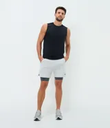 Musculosa deportiva Get Over de corte regular, color gris, con diseño sin mangas, cuello redondo y textura a rayas verticales sutiles. Confeccionada en poliéster liviano con tecnología Dry para mayor transpirabilidad.