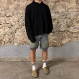 Chomba polo negra de micropanal, corte boxy y mangas largas.