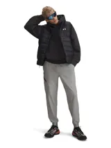 Pantalón tipo jogger Under Armour de tejido técnico repelente al agua, color gris. Presenta cintura elástica con cordón interno, bolsillos laterales, bolsillo con cierre sellado y puños elásticos en los tobillos.