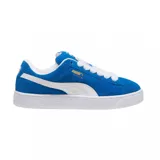 Championes Puma modelo Suede XL, color azul vibrante con detalles en blanco. Presentan un diseño clásico de gamuza con cordones anchos, suela de goma texturizada y el logo de la marca en dorado en el lateral.