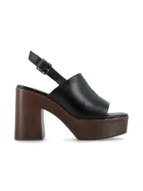 Sandalia de cuero napa color negro con plataforma y taco ancho símil madera. Cuenta con tira ancha en el empeine y tira ajustable con hebilla en el talón.