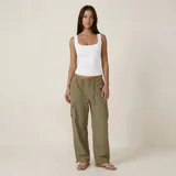 Blusa de verano blanca con cuello cuadrado, sin mangas y corte ceñido al cuerpo.
