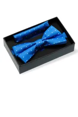 Moña amarilla con estampado floral y pañuelo de bolsillo a juego, presentados en caja negra.