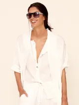 Camisa blanca de lino de manga corta con un bolsillo en el pecho.