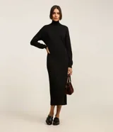 Vestido midi de punto color verde oscuro, de corte recto y holgado, con cuello alto y mangas largas.