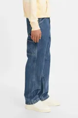 Jean de hombre, corte recto holgado, color azul oscuro, con diseño de carpintero.