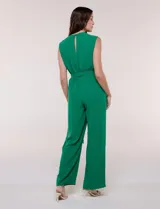 Enterito Luxology de crepÃ© color verde, sin mangas, con escote cruzado en V, cintura elastizada con lazo de ajuste y pantalÃ³n de corte amplio.