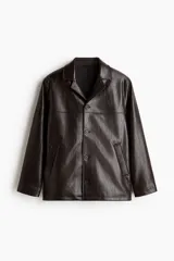 Campera marrón oscura de tejido revestido con solapas de muesca, cierre frontal con botones, bolsillos laterales insertados y forro interior.
