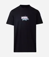 Remera negra de algodón con cuello redondo y mangas cortas. Presenta un estampado frontal con la frase "Divine Spark" y un estampado grande en la espalda de un ángel con halo y rayos celestes.