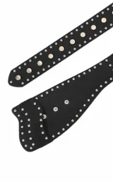 Cinto negro de cuero sintético con diseño de tachas metálicas plateadas distribuidas en toda la superficie y hebilla oculta.