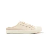 Zapatilla tipo mule color hueso, con diseño de frente cerrado con cordones y talón descubierto. Presenta puntera reforzada y suela de goma al tono.