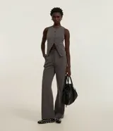 Pantalón de vestir gris con raya de tiza, corte recto, tiro alto, lazo en la cintura y elástico en la parte trasera.