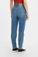 Jeans de mujer, tiro alto, color azul medio con efecto desgastado. Corte 'Mom' con talle alto y pierna que se estrecha hacia el tobillo.