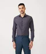 Camisa de vestir para hombre de manga larga, con estampa cuadrillé vichy en tonos oscuros, cuello clásico y cierre frontal de botones.
