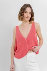 Chaleco celeste de punto con escote en V y cierre frontal con botones. Tejido calado y corte holgado.