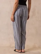 Pantalón celeste de lino marca Dash, con pretina elastizada, lazo de ajuste y bolsillos delanteros y traseros.